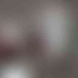 Espelhos divididos em várias placas instalados em casa armário acima da pia do banheiro, oferecendo uma decoração moderna e funcional