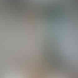 Box versatik 3 folhas com vidro transparente e perfil branco com a porta totalmente aberta evidenciando a facilidade de acesso e design funcional. Instalado pela Sallvia Vidros em São Paulo