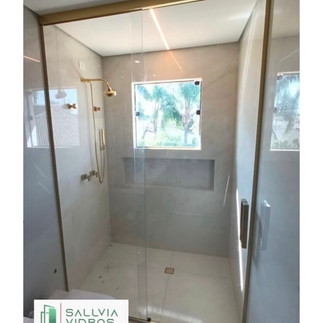 Box tradicional com perfil dourado agregando elegância e sofisticação ao banheiro. Instalado pela Sallvia Vidros em São Paulo