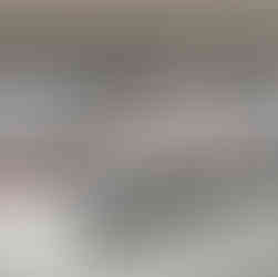 Sacada envidraçada com estrutura de alumínio preto, vista interna destacando a modernidade e elegância das soluções da Sallvia Vidros em São Paulo