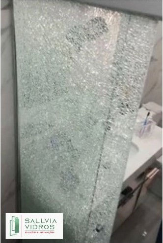 Box de vidro com película de segurança aplicada, ilustrando proteção contra estilhaços