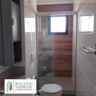 Box tradicional de vidro transparente garantindo leveza e funcionalidade ao ambiente. Instalado  pela Sallvia Vidros em São Paulo