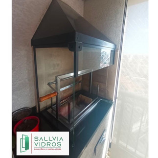 Fechamento de churrasqueira com vidro temperado transparente proporcionando elegância ao ambiente externo. Feito pela Sallvia Vidros em São Paulo