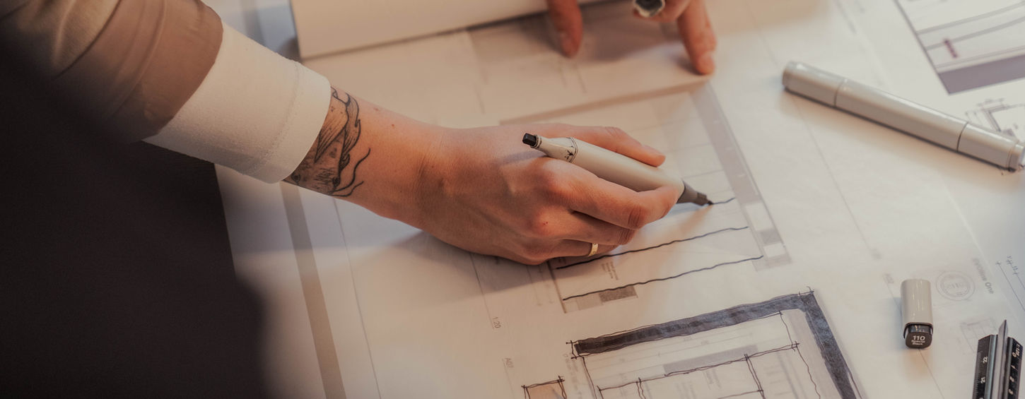 Detailarbeit bei der Planung von Interior Design Projekten im Team
