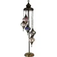 Sarkıt lambalar, dekoratif lamba zincirleri, farklı renklerdeki süslemeler, zemin aydınlatması lambası, yeni.