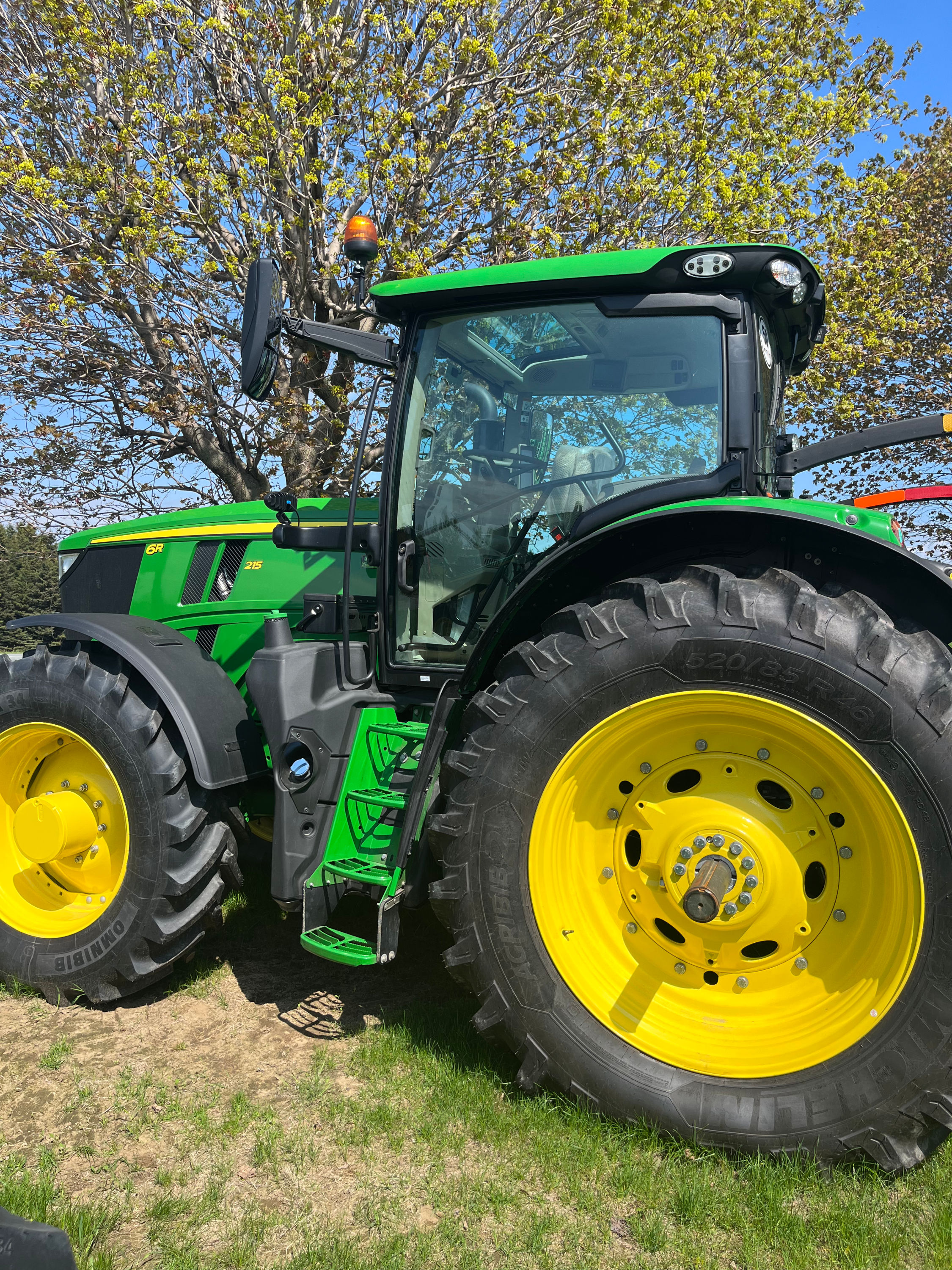 6R 215 - Tracteur de culture en lignes