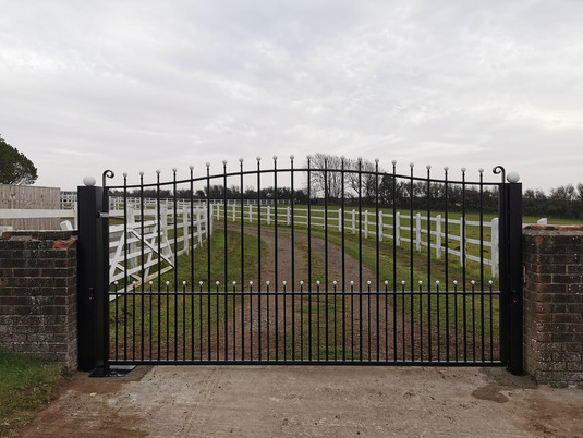 Single leaf automatic swing gate installation