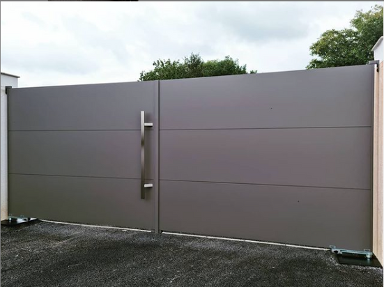 Automatic, aluminium, double leaf swing gate installation. www.gate-systems.com