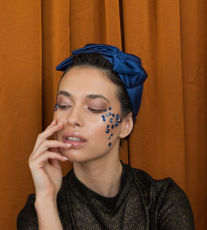 תמונה ממוזערת: מיה כחול-מטפחת