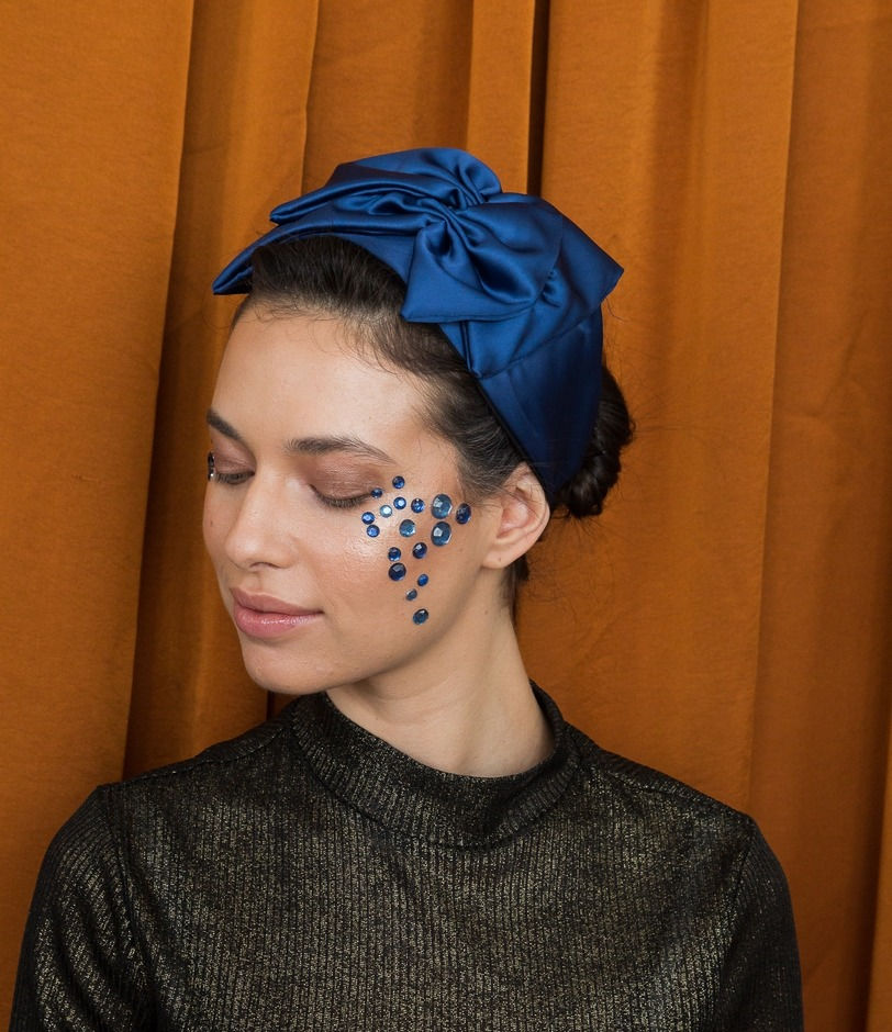 תמונה ממוזערת: מיה כחול-מטפחת