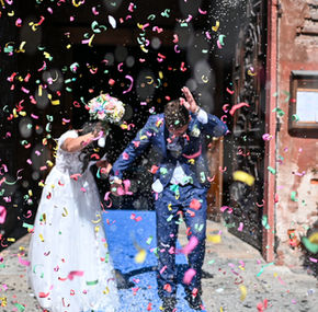 Sposi festeggiati con coriandoli colorati