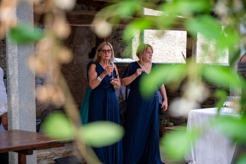Due donne in lunghi abiti blu scuro.