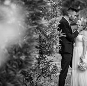 Sposi si guardano in bianco e nero