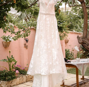 Abito da sposa elegante appeso all'albero in giardino.