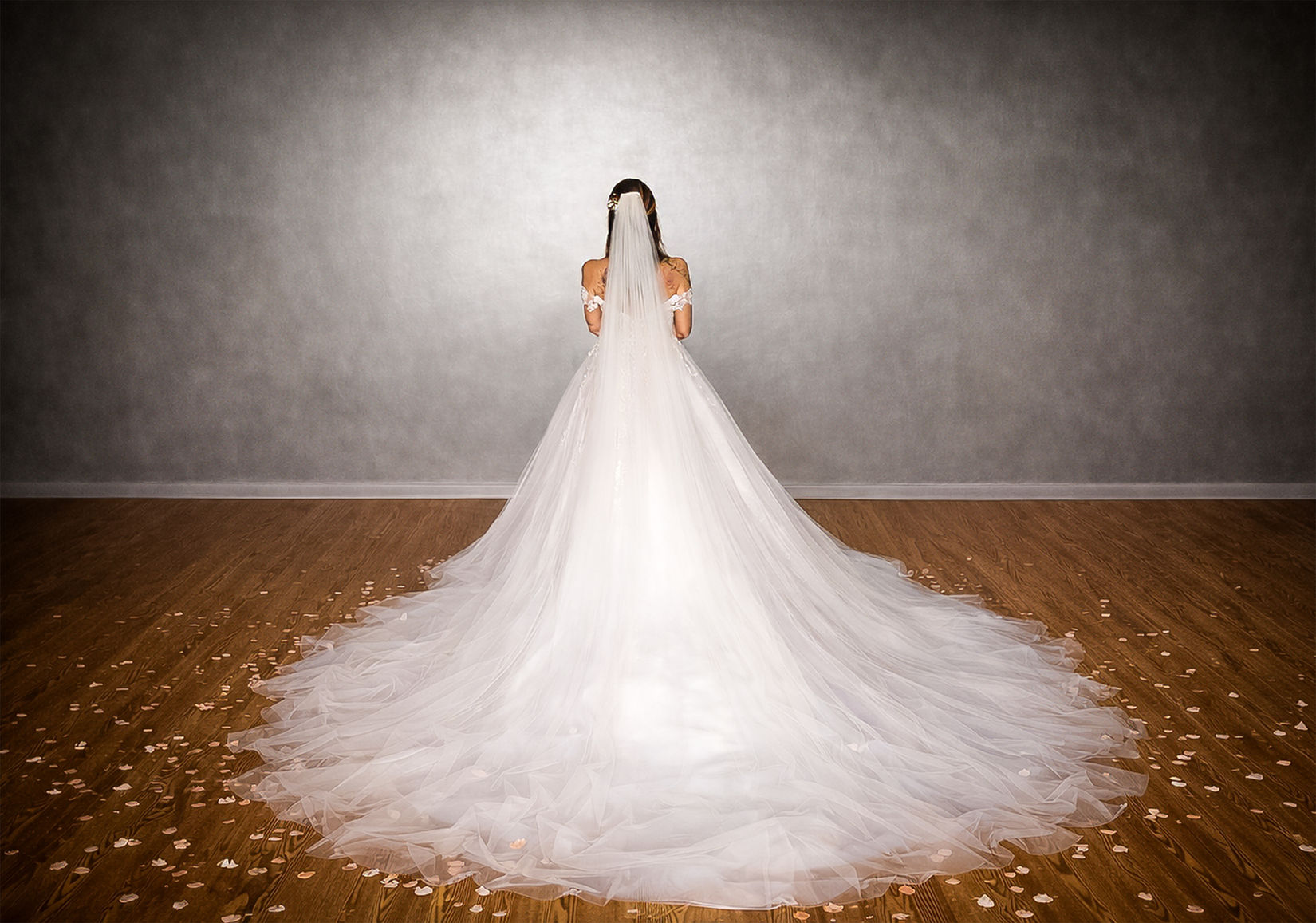 Sposa con abito bianco e lungo strascico