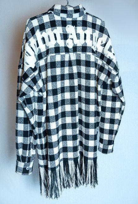 Camicia a quadri bianchi e neri con frange, vista posteriore