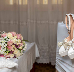 Bouquet da sposa rosa e scarpe bianche
