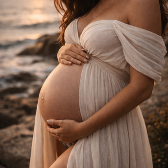 Donna incinta accarezza il ventre al tramonto