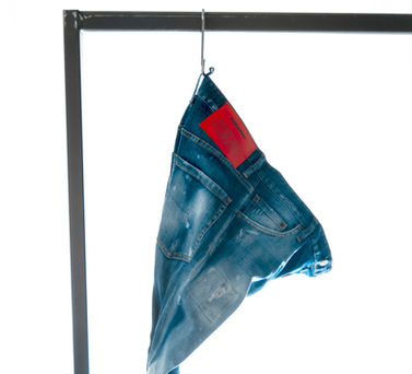 Jeans blu con etichetta rossa appesi a una gruccia