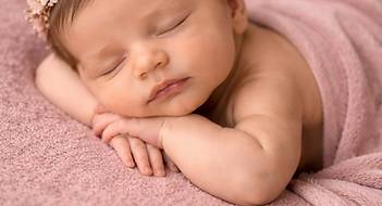Neonata che dorme serenamente