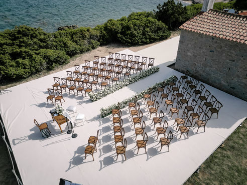 Allestimento matrimonio all'aperto con vista mare.