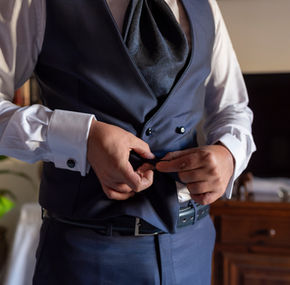 Sposo allaccia il gilet