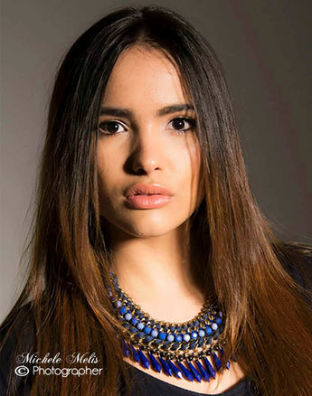 Ritratto di donna con capelli castani e collana blu