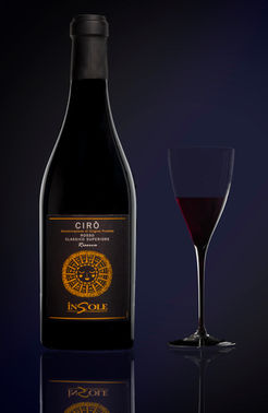 Bottiglia di vino rosso CIRÒ INSOLIA con calice