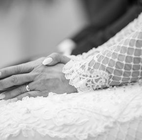 Mano della sposa con anello e manica in pizzo