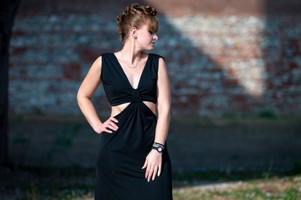 Ritratto di donna in abito nero elegante