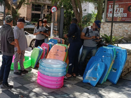 Fiscalização coíbe comércio irregular nas praias de Guarujá