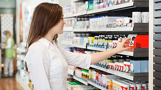 Fille en pharmacie