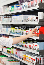 Fille en pharmacie
