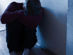 Muitas vezes, ao debatermos sobre o autismo, nos deparamos com o tema do isolamento social. Assim, é muito comum o surgimento de dúvidas e debates sobre como a pessoa no espectro lida com o isolamento, a solidão e a solitude.