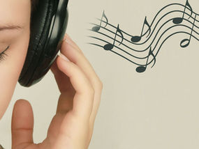 Imagine poder usar a música não apenas para relaxar ou se divertir, mas também como uma ferramenta terapêutica poderosa para melhorar a saúde física, emocional e cognitiva.