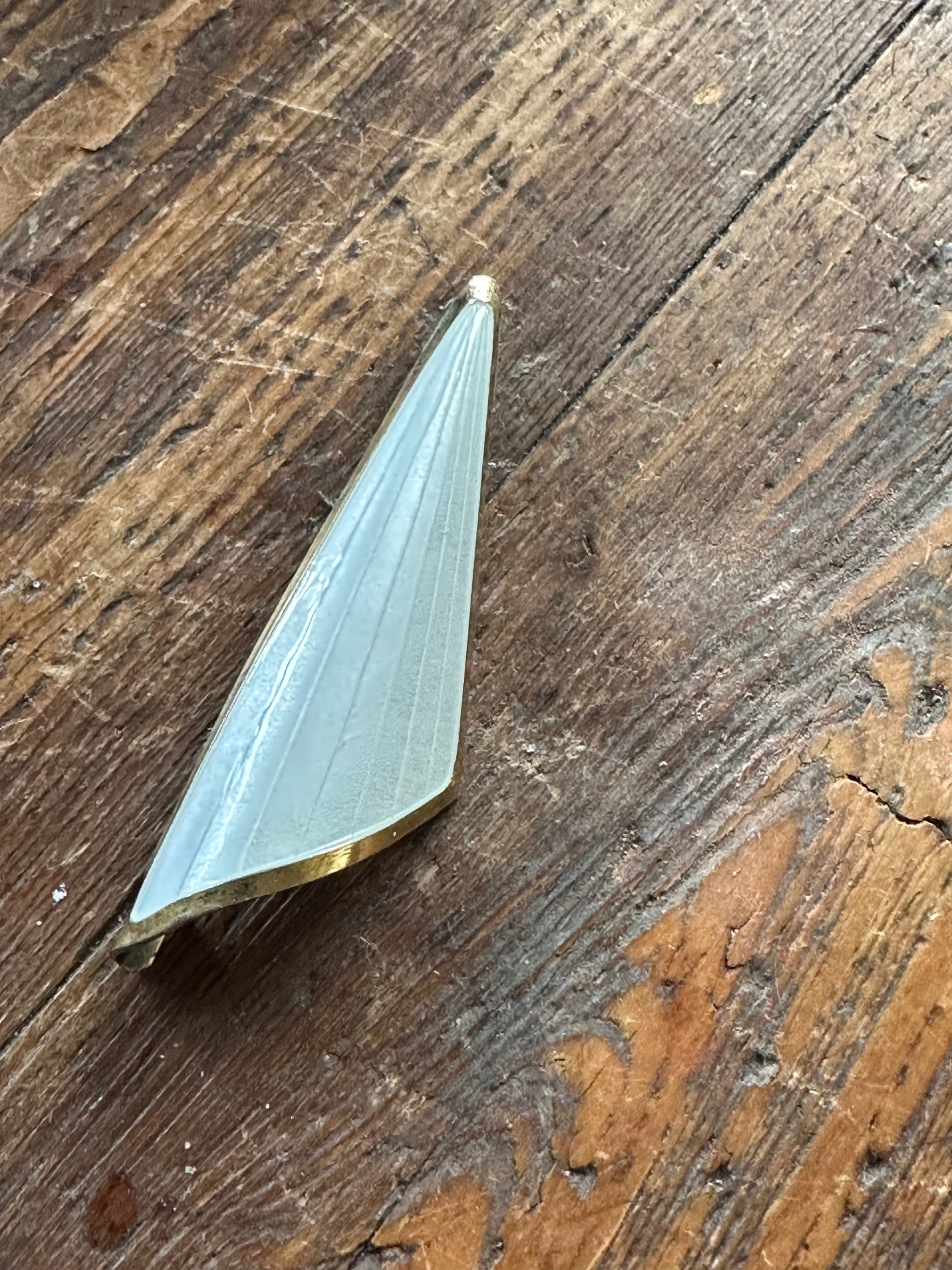 Balle brosje i sølv og emalje