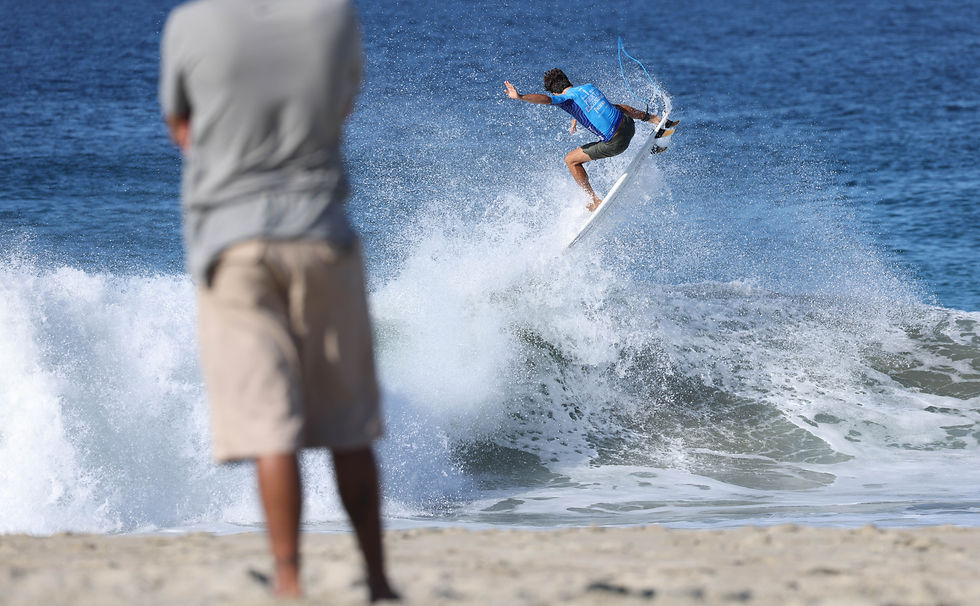 Surfista en el Pacífico Surf Open 2024