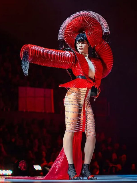 Costume sculptural en matériaux recyclés lors du WOW Show en Nouvelle-Zélande