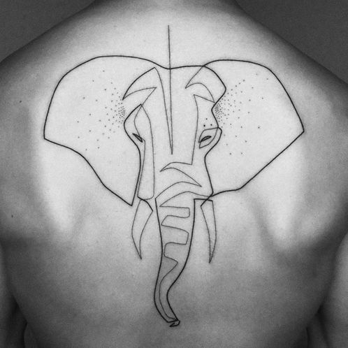 Elefanten-Tattoo auf dem Rücken vom Berliner Künstler Mo Ganji. In minimalistischer One-Line-Technik mit feinem Dotwork-Schattierungen gestaltet – ein modernes, abstraktes Werk im charakteristischen Stil von Ganji.