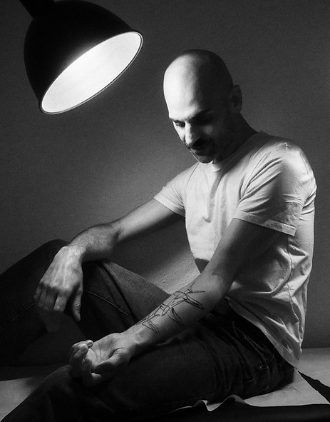 Kunde nach einer Tattoo-Sitzung im Berliner Studio von Mo Ganji, zeigt ein minimalistisches One-Line-Unterarmtattoo.