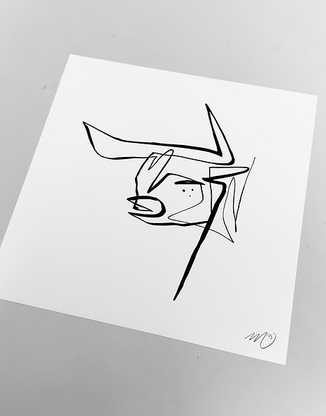 Minimalistische One-Line-Stierkopf-Illustration auf weißem Papier, Originalkunstwerk des Berliner Tattoo-Künstlers Mo Ganji.