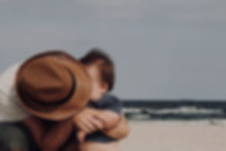 אמא וילד מחובקים בים