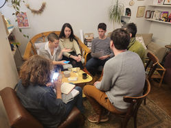 Groupe de citoyen réuni en cercle lors d'un atelier d'intelligence collective