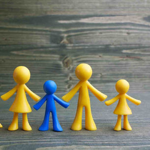 Otizm tanı sonrası yas süreci ve otizmde ebeveyn psikolojik destek neden önemli? 18 aylıkken otizm tanısı alan çocuğunuzda bebeklikte hızlı gelişim sonra gerileme mi gördünüz? Parmak ucunda yürüme (duyusal sıkıntı) gibi otizmde ilk belirtileri ve otizmli çocuğun öfke nöbeti nedenlerini öğrenin. Otizmde erken tanı önemi büyük! Doğru uzmanı bulma ve otizm bireysel eğitim süreci ile ilgili ipuçları. Yürütücü işlev problemleri otizm veya dikkat dağınıklığı tembel etiketlemesi gibi zorluklarda size yol gösteriyoruz.