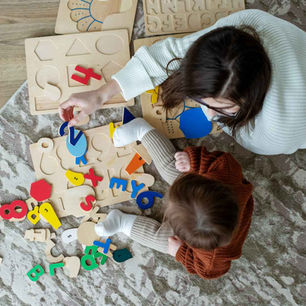 Evde çocuğumun gelişimini nasıl destekleyebilirim diye merak ediyorsanız, doğru yerdesiniz! Otizmde iletişim becerisi geliştirme ve iki kelimeli cümleye geçiş için etkili yolları keşfedin. Doğal öğretim stratejileri ve pratik çocuğun dikkatini çekme teknikleri ile evde dil gelişimi nasıl desteklenir öğrenin. Uzman rehberliğiyle çocuğunuzun gelişiminde fark yaratın.