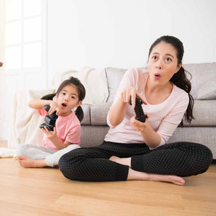 Otizmli çocuğun yalnız oynama isteği normal mi? Çocuğunuzun sizinle oynamaktan kaçınmasının nedenlerini öğrenin. Otizmli çocuğun oyun becerileri geliştirme sırasını takip ederek doğru otizmli çocuk için oyun önerileri ile ilerleyin. Otizmli çocuk ile nasıl oyun oynamalı ve otizmli çocukla oyundaşlık kurmanın sırlarını keşfedin. Unutmayın, otizmli çocuk ebeveynin hislerini anlar mı? Evet! Sakin kalın ve "Benim otizmli çocuğum için evde ne yapabilirim?" sorusunun yanıtını uzmanından alın. Hemen okuyun ve oyuna başlayın!