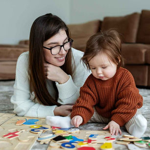 Çocuğum konuşmuyor ne yapmalıyım diyorsanız, evde dil gelişimi ve iletişim becerilerini desteklemenin etkili yollarını keşfedin. Bu yazıda çocuklarda iletişim becerisi geliştirme, sosyal becerileri güçlendirme, çocukla konuşma çalışmaları ve evde özel eğitim etkinlikleri hakkında uygulanabilir öneriler bulabilirsiniz. Evde dil gelişimi için pratik stratejiler şimdi sizi bekliyor.
