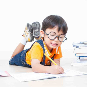 Çocuğunuzun dil gelişiminde bir farklılık mı gözlemliyorsunuz? Okul öncesi disleksi belirtileri ve erken yaş disleksi belirtileri hakkında bilgi sahibi olmak, çocuklarda disleksi nasıl anlaşılır sorusunun cevabını bulmak için kritik önem taşır. "Acaba çocuğum geç konuşuyor disleksi mi?" ya da dislekside dil sorunları nelerdir diye merak ediyorsanız, bu tanıtım metni öğrenme sorunlarının kökenlerine dair ilk ipuçlarını sunarak size rehberlik edecektir.