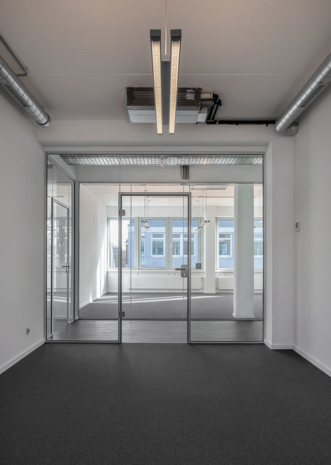 Modernes büro interiordesign foto leeres büro designer lampen glaswände glastür köln buschmann project