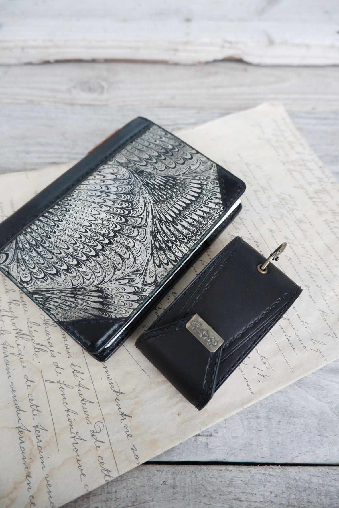 カードブック 大きめ単語帳 マットブラック　ヌメ革　封筒型　用途多様の複製